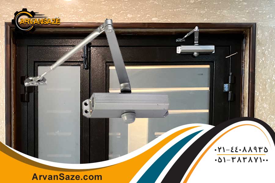 آرام بند نصب شده روی درب فلزی حیاط